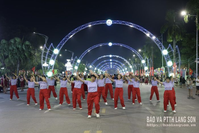 Người dân tham gia các tiết mục nhảy dân vũ tại Không gian văn hoá đường Hùng Vương