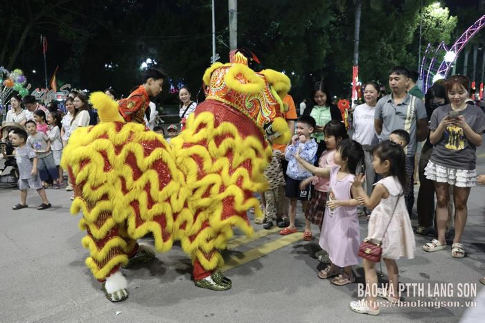 Người dân trải nghiệm các tiết mục múa lân đặc sắc tại Không gian văn hoá đường Hùng Vương