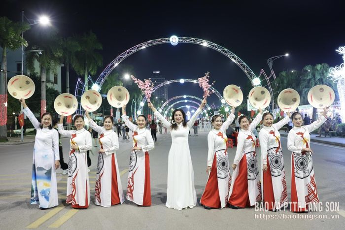 Người dân chụp ảnh tại Không gian văn hoá đường Hùng Vương