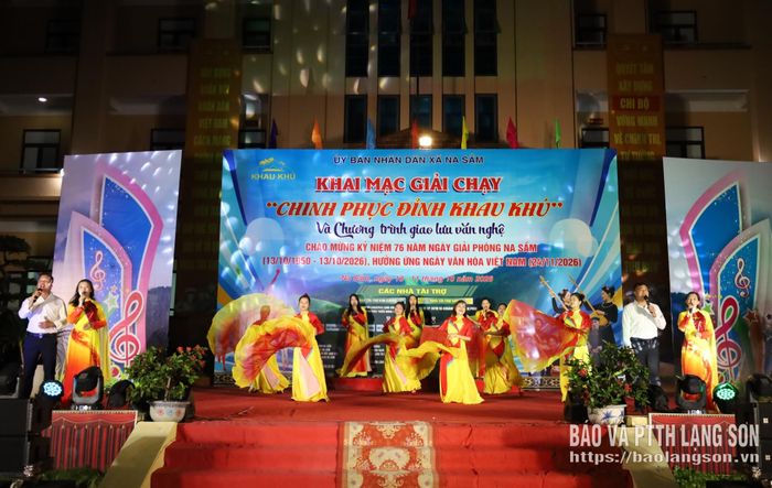 Tiết mục mở màn chương trình giao lưu văn nghệ