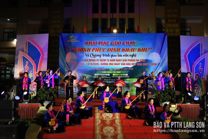 Tiết mục hát then "Na Sầm vững bước tương lai" trong chương trình