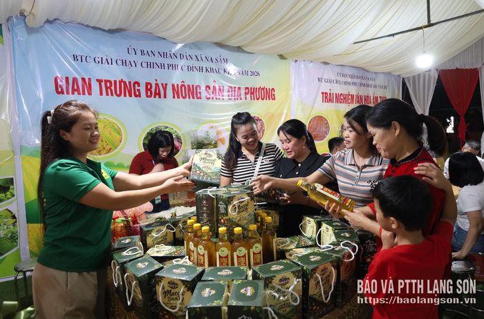 Người dân và du khách tham quan các gian trưng bày nông sản địa phương
