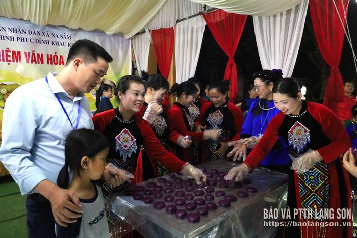 Hoạt động trải nghiệm làm bánh dày trong chương trình