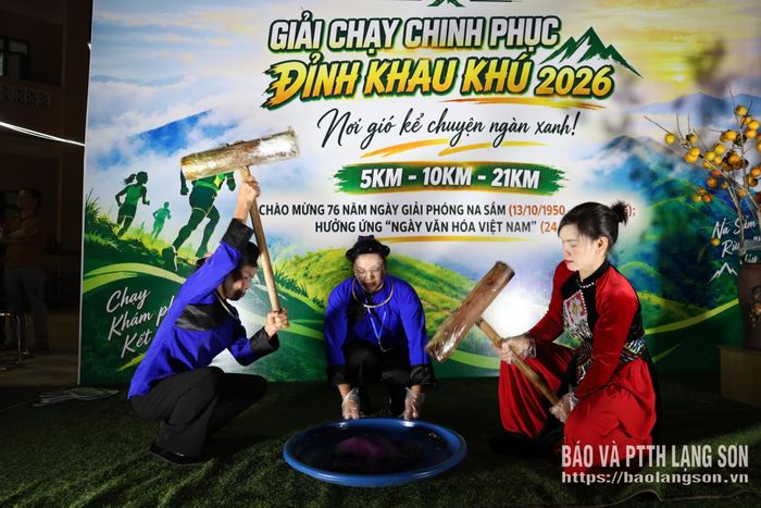 Hoạt động trình diễn giã bánh dày trong chương trình