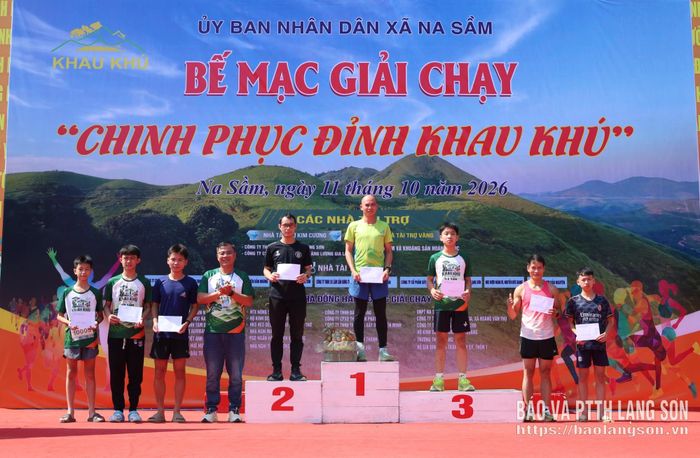 Đại diện Ban Tổ chức trao giải cho các VĐV nam đoạt thành tích xuất sắc cự ly 10 km