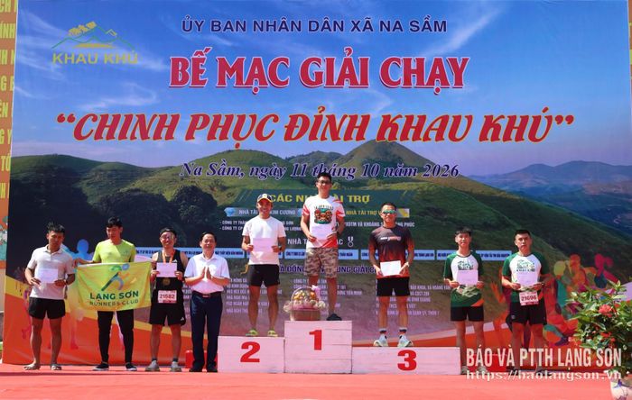 Đại diện Ban Tổ chức trao giải cho các VĐV nam đoạt thành tích xuất sắc cự ly 21 km