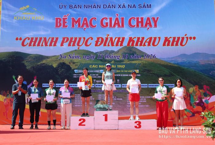 Đại diện Ban Tổ chức trao giải cho các VĐV nữ đoạt thành tích xuất sắc cự ly 10 km