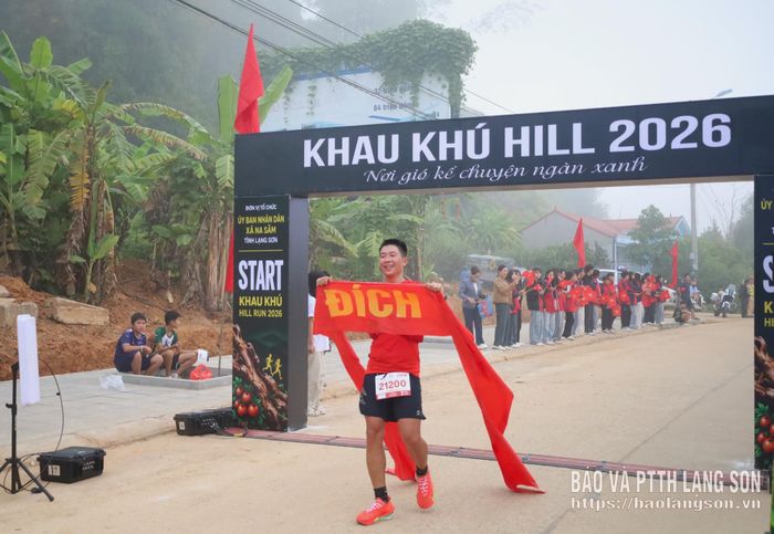 Khoảnh khắc về đích của VĐV nam đoạt giải nhất cự ly 21 km