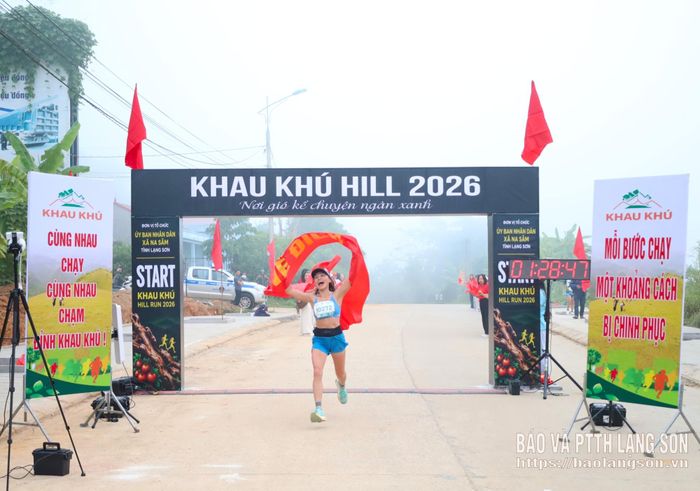 Niềm vui của VĐV nữ về đích đầu tiên cự ly 10 km