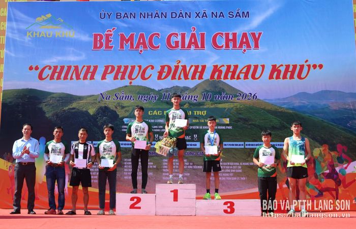 Đại diện Ban Tổ chức trao giải cho các VĐV nam đoạt thành tích xuất sắc cự ly 5 km