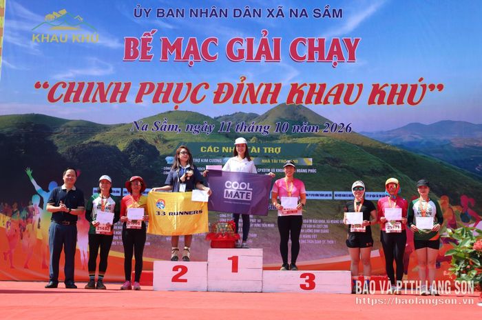 Đại diện Ban Tổ chức trao giải cho các VĐV nữ đoạt thành tích xuất sắc cự ly 21 km