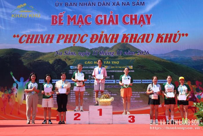 Đại diện Ban Tổ chức trao giải cho các VĐV nữ đoạt thành tích xuất sắc cự ly 5 km