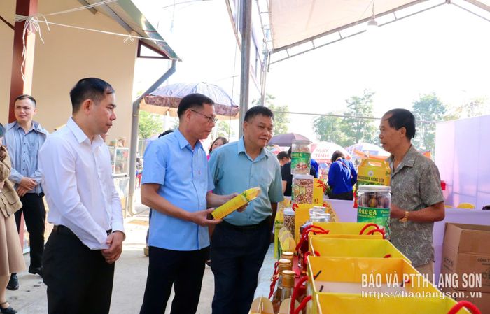 Các đại biểu tham quan gian hàng, trưng bày giới thiệu sản phẩm mắc ca 