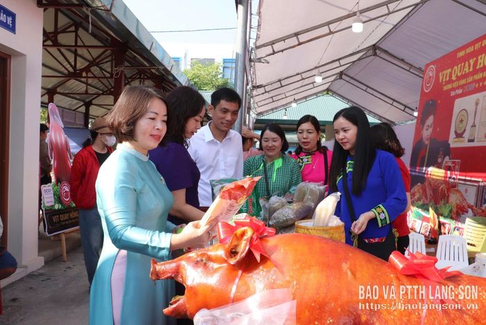 Các đại biểu tham quan gian hàng trưng bày các sản phẩm nông, đặc sản của tỉnh 