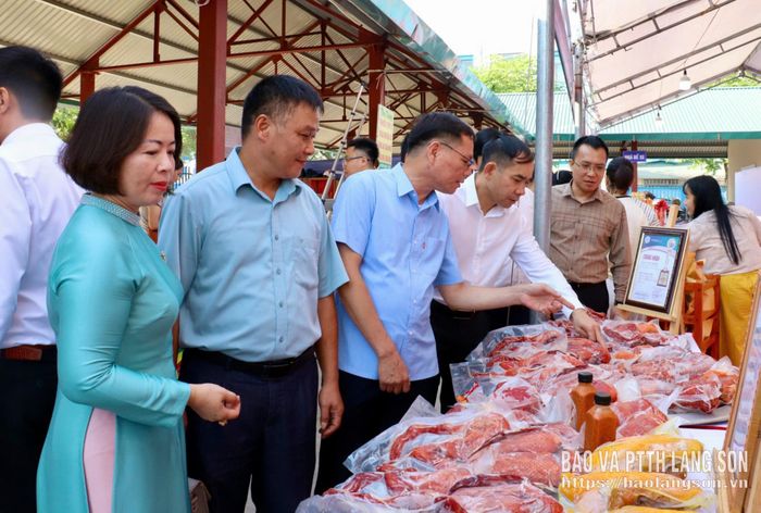 Các đại biểu tham quan gian hàng trưng bày, giới thiệu sản phẩm vịt quay Hồng Xiêm