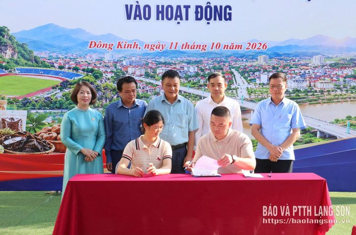 Đại diện hộ kinh doanh ký kết biên bản ghi nhớ hợp tác với đại diện nhà hàng trên địa bàn phường Đông Kinh