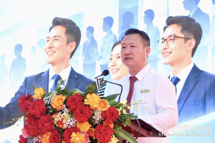 Lãnh đạo Trung tâm Dịch vụ việc làm tỉnh phát biểu tại chương trình
