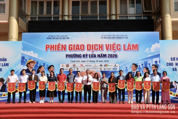 Lãnh đạo Trung tâm Dịch vụ việc làm tỉnh tặng cờ lưu niệm cho các doanh nghiệp, đơn vị tham gia phiên giao dịch việc làm