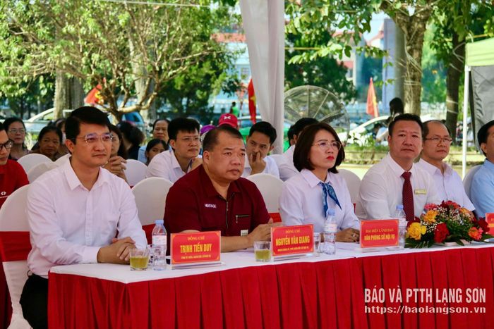 Các đại biểu dự phiên giao dịch việc làm