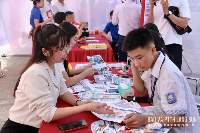 Các em học sinh tìm hiểu và nghe tư vấn định hướng nghề nghiệp tại chương trình