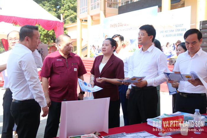 Các đại biểu tham quan các gian hàng tư vấn, giới thiệu nghề nghiệp