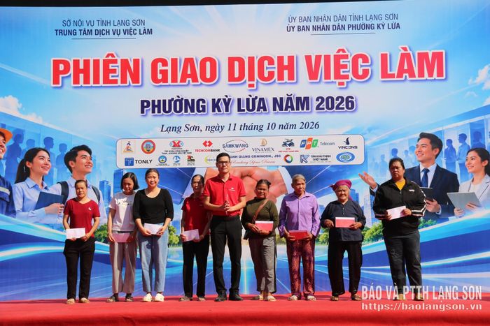 Đại diện Ngân hàng Thương mại Cổ phần Kỹ thương Việt Nam Chi nhánh Lạng Sơn trao quà cho các gia đình có hoàn cảnh khó khăn trên địa bàn phường