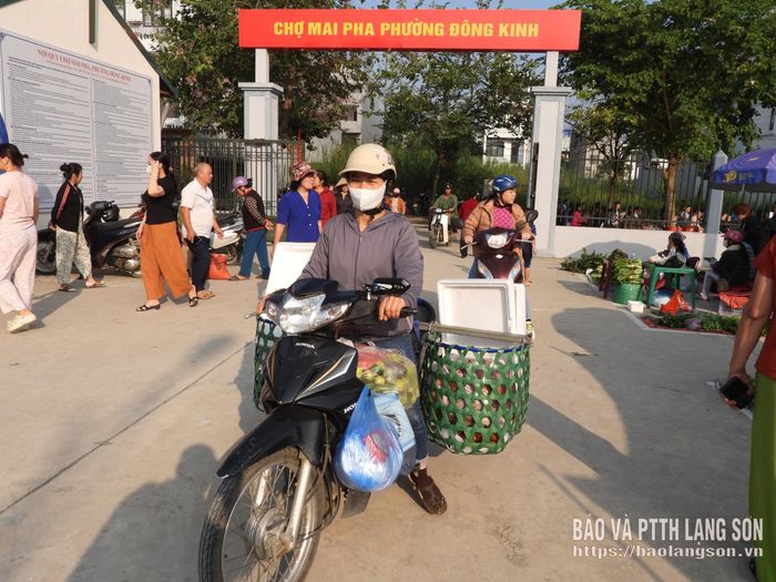Tiểu thương vận chuyển hàng đến chợ 