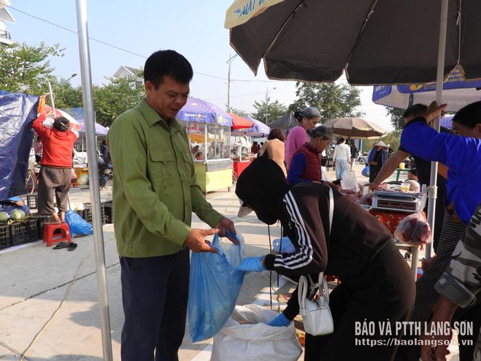 Ông Hoàng Văn Oánh, người dân khối Mai Pha đến mua gạo tại chợ Mai Pha
