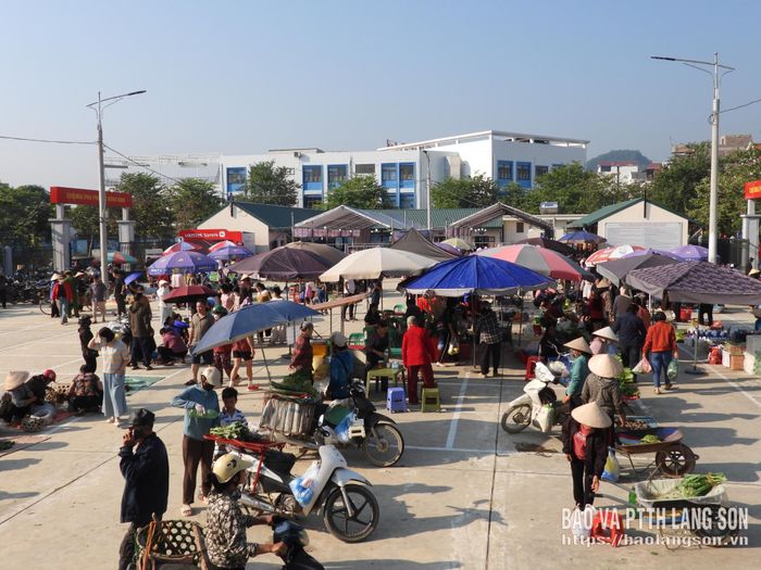 Góc chợ Mai Pha nhìn từ đường Mạc Thị Bưởi