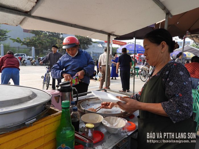 Quầy bán bánh cao xằng của một tiểu thương tại khối Mai Pha bày bán tại chợ