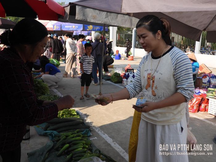 Người dân mua hàng tại một quầy bán nông sản