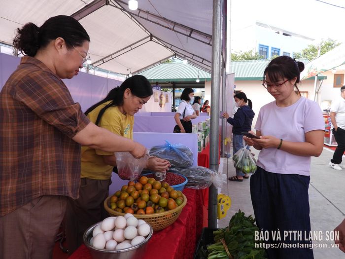 Người dân mua hàng tại chợ 