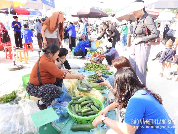 Đa dạng mặt hàng nông sản được bán tại chợ