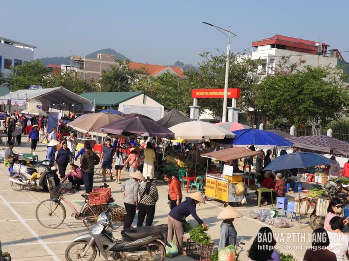 Đông đảo người bán, người mua tại chợ