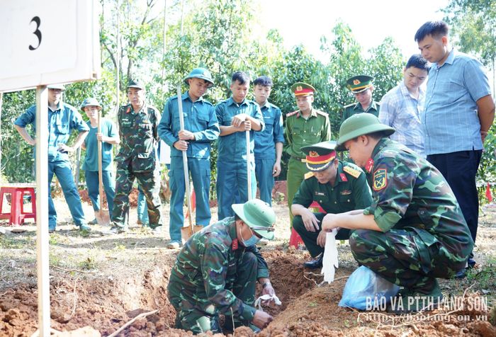 Lực lượng chức năng tìm thấy quần áo nghi ngờ là của liệt sĩ