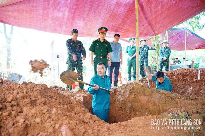 Đồng chí Phó chính ủy Bộ Chỉ huy Quân sự tỉnh chỉ đạo việc khai quật phần mộ liệt sĩ