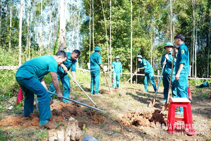 Lực lượng dân quân xã Quốc Khánh tổ chức khai quật phần mộ liệt sĩ