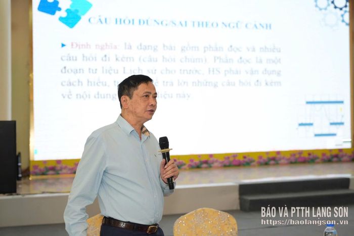 Báo cáo viên trình bày nội dung bồi dưỡng