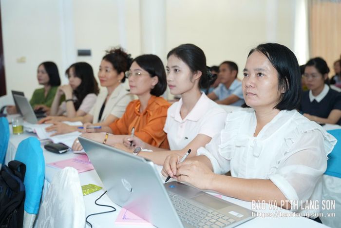 Các giáo viên tham gia tập huấn môn Giáo dục công dân