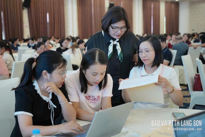 Báo cáo viên hướng dẫn giáo viên thực hành tại lớp bồi dưỡng môn Khoa học tự nhiên