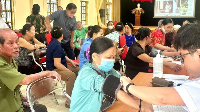Người cao tuổi được đo huyết áp trước khi tiến hành khám lâm sàng, khai thác triệu chứng và các yếu tố nguy cơ tim mạch.
