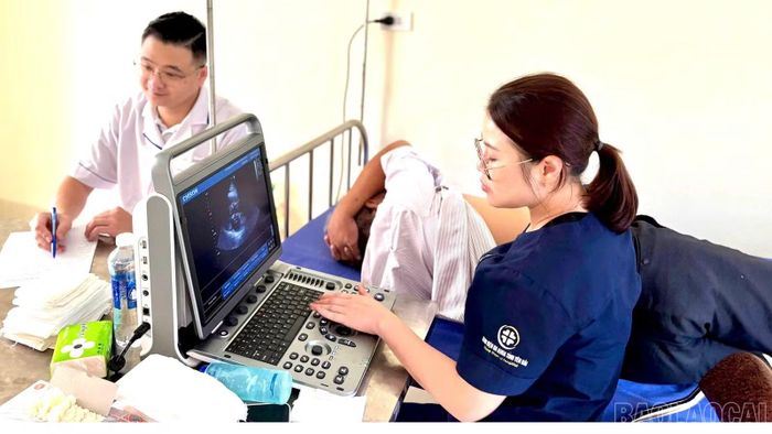 Các y, bác sĩ Bệnh viện Đa khoa số 1 tỉnh khám điện tim cho người cao tuổi xã Lục Yên.
