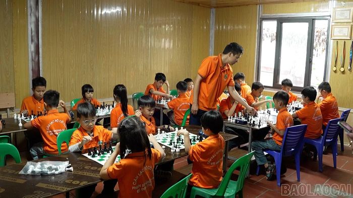 Câu lạc bộ Cờ vua Sa Pa thu hút đông đảo học sinh tham gia luyện tập.