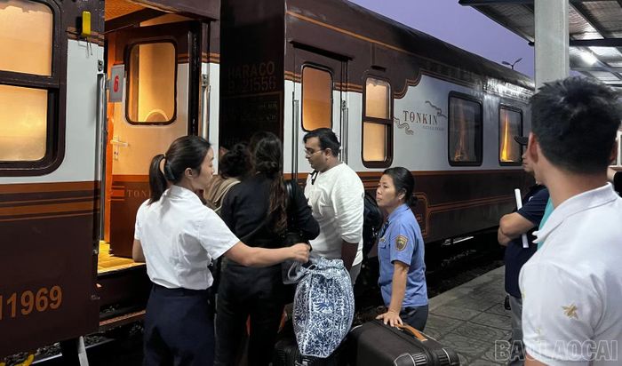 Hành khách xuống tàu tại ga Lào Cai.
