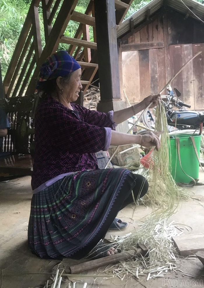 Bà Giàng Thị Dở, ở thôn Trống Là, xã Khao Mang, hằng ngày vừa quán xuyến công việc gia đình, vừa chăm sóc 3 cháu nội.