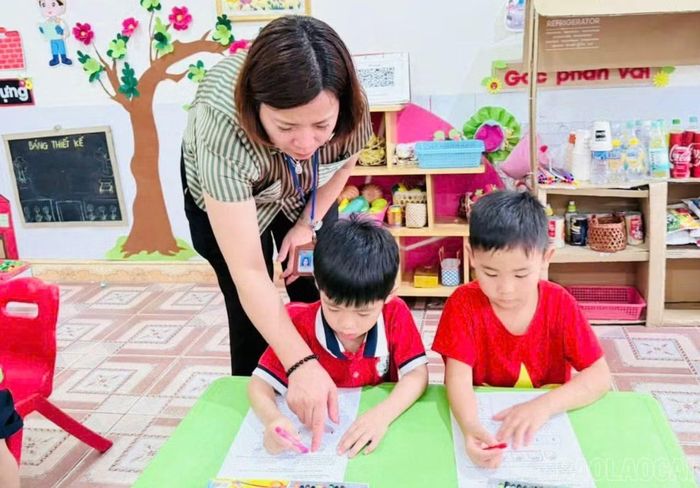 Trẻ em cần nhận được đầy đủ sự giáo dục của nhà trường, gia đình và xã hội.