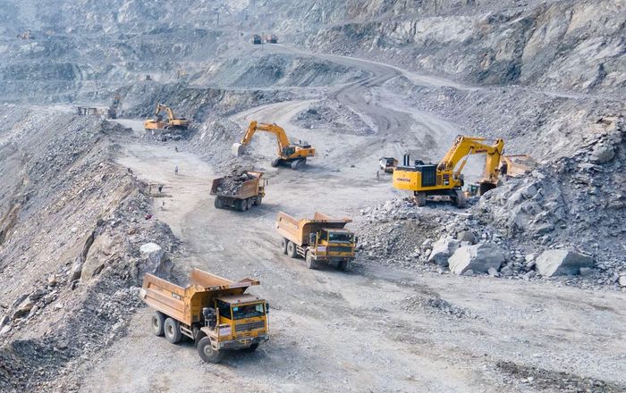 Trên khai trường Sin Quyền, trong 9 tháng năm 2026, khối lượng bóc đất đá đạt gần 15,95 triệu m³, phục vụ hoạt động khai thác quặng.