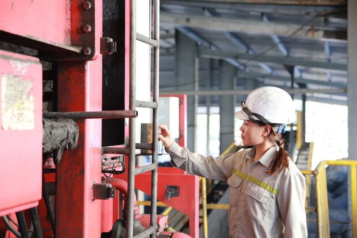 Nữ công nhân vận hành thiết bị tại nhà máy tuyển. Mỗi vị trí làm việc góp phần duy trì nhịp sản xuất trong từng ca.