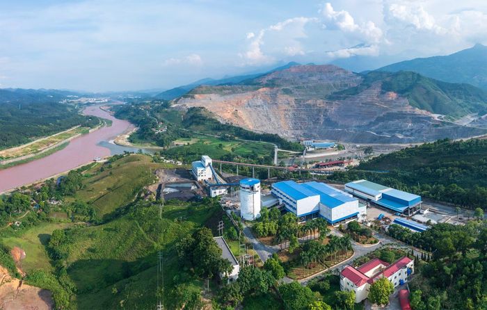Trong 9 tháng năm 2026, Chi nhánh Mỏ tuyển đồng Sin Quyền đã đưa hơn 1,7 triệu tấn quặng nguyên khai vào tuyển. Kết quả này là cơ sở để đơn vị tiếp tục phấn đấu hoàn thành các nhiệm vụ, mục tiêu sản xuất năm 2026 theo kế hoạch điều chỉnh.