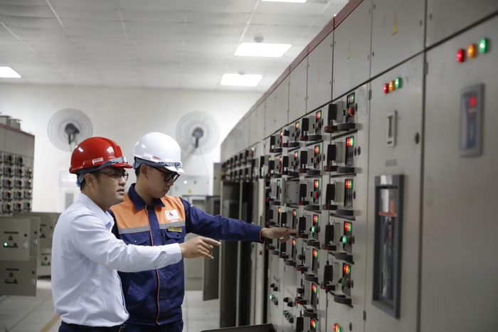 Cán bộ kỹ thuật theo dõi, kiểm soát các thông số vận hành, góp phần bảo đảm an toàn thiết bị và hiệu quả hoạt động của nhà máy tuyển. 